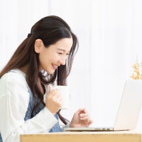 見学前にHPやSNSで事前に勉強する必要はありますか?