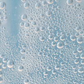 新築のお家でも外壁に汚れが出ることがあると聞きました。設計や仕様の面で事前に配慮できる点はありますか？